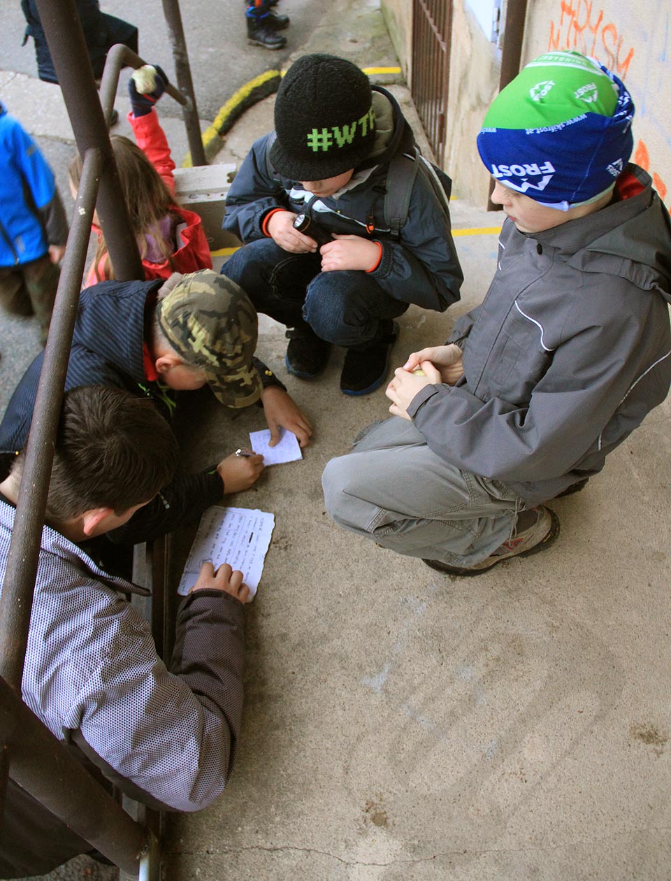 …a všimnout si obrázku, který vedl neomylně ke klubovně. Už se nikdo nedozví, proč místo toho Bratrstvo zamířilo ke kostelu a poskytlo Rychlým šípům cenný náskok.