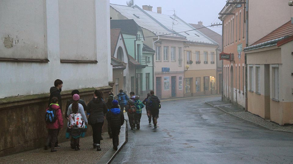 Marná Bratrstva snaha, když hledají kostelníka u kostela. Nebyl u kostela, nebyl v kostele, dokonce nebyl ani v hospodě. Seděl před knihovnou a slabikoval si v ušmudlaném papíru.