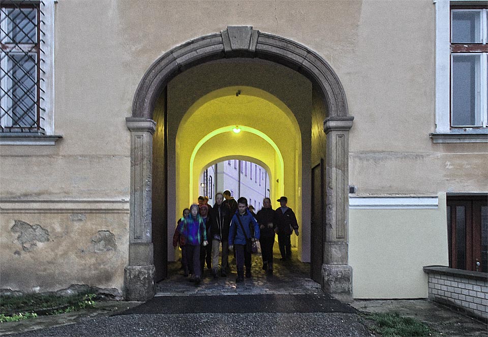 S příchodem tmy lampář rozžehl plynové lucerny a ty zalily uličky, průchody a plácky svým nazelenalým svitem.