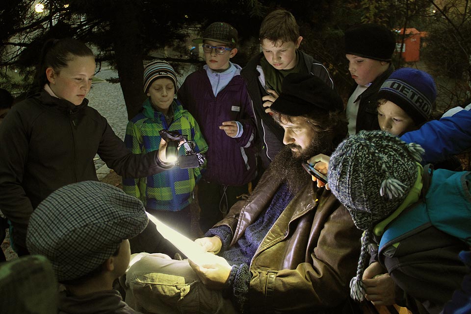 A to je on - kostelník ze zrušeného kostela u svatého Jakuba. Možná by něco věděl o tom, kde hledat Tleskačův deník, ale nejprve si prověří znalosti Stínadel a jejich historie malým testíkem… Vítězí Bratrstvo a pořadí se tedy obrací.