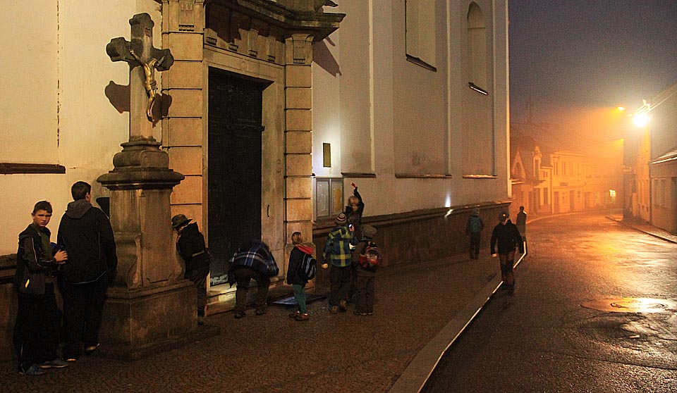 To je on, odsvěcený kostel svatého Jakuba. Dostat se dovnitř bude dnes jednoduché, jenom najít někde ve skulině schovaný obří kovový klíč.
