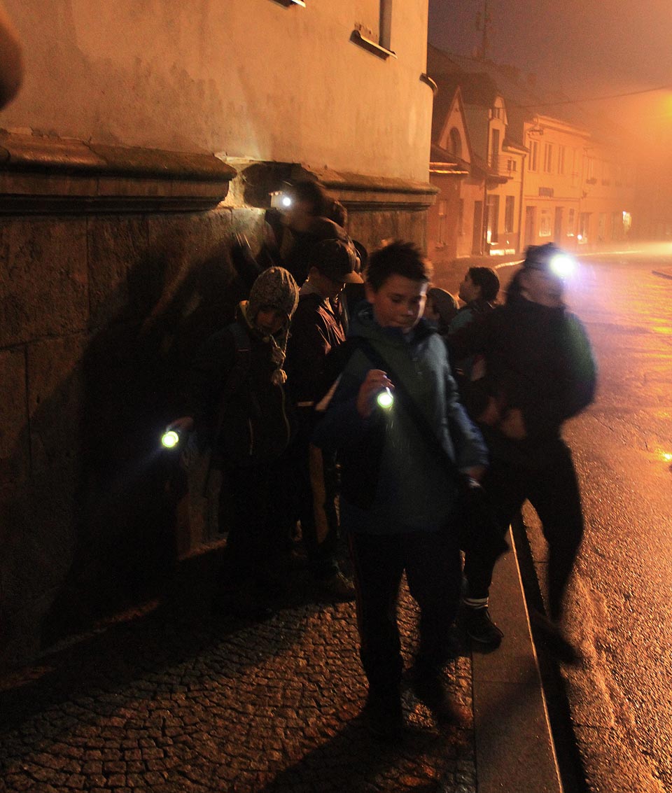 Kužely světla z baterek prořízly mlhu. Že by byl ten klíč tady? Nebo tady? Hurá, jdeme do kostela!