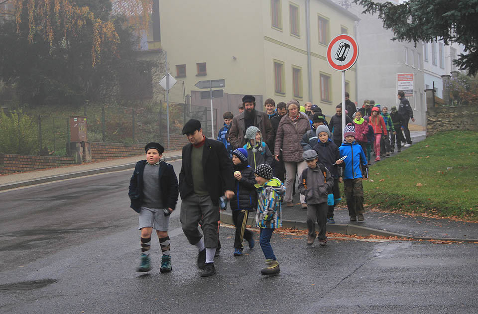 Když město zahalila mlha a mrholení, nadešel čas na cestu přes Rozdělovací třídu. Překvapivě ale nejdeme do Stínadel, nýbrž do Dvorců - na místo, kde se celý zamotaný příběh započal.