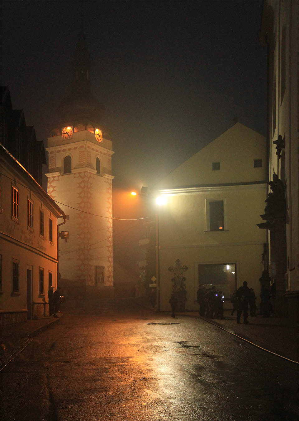 Bratrstvo už je v kostele a dupe po dřevěném schodišti kamsi nahoru, kde psával zámečnický učeň svůj deník. Vzápětí doráží na místo Rychlé šípy a klíč nachází dokonce ještě o něco dřív.