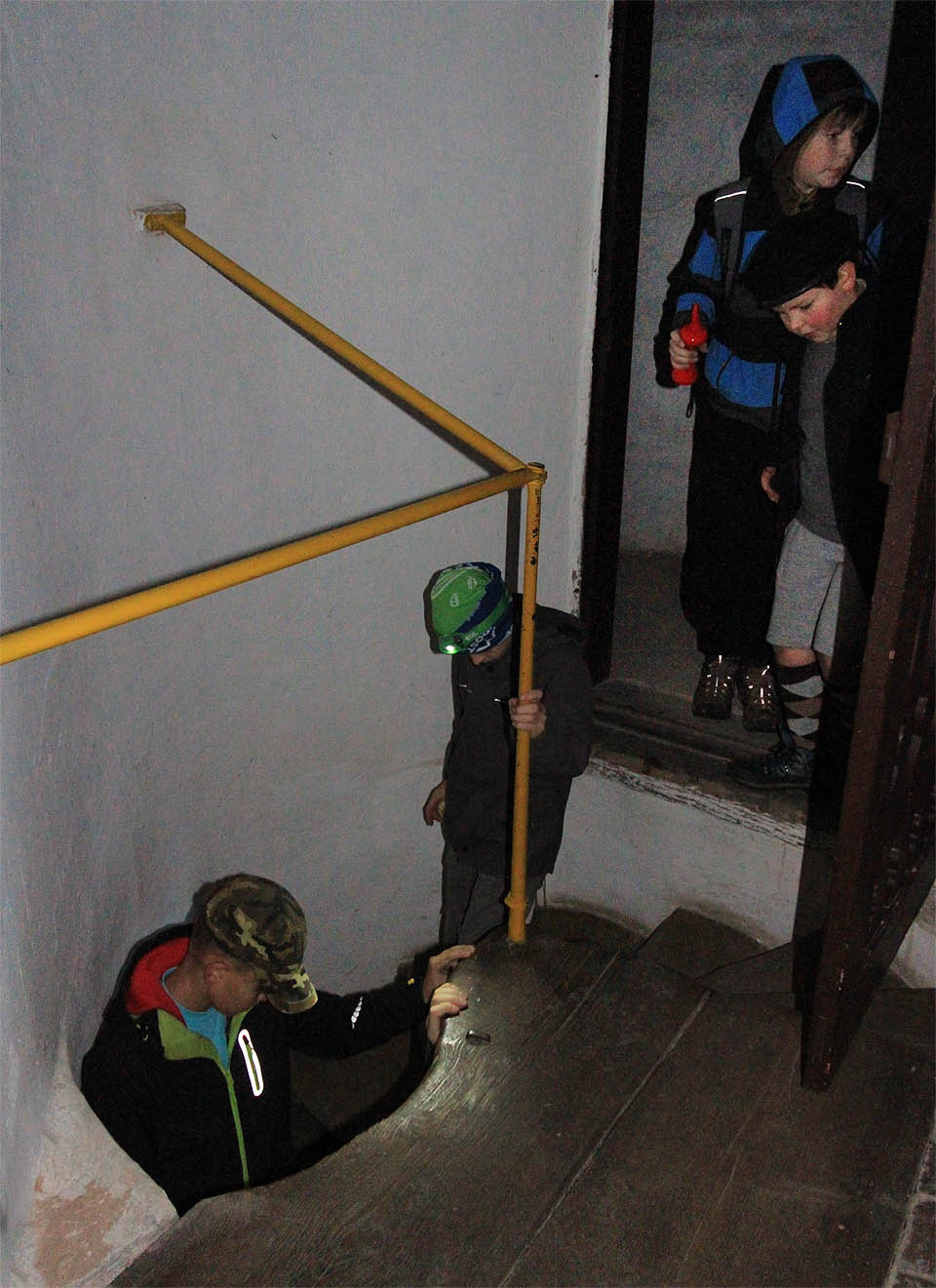 Tajemství deníku je odhaleno, zbývá sestioupit do podzemí a prchnout před Vonty hřbitovní chodbou.