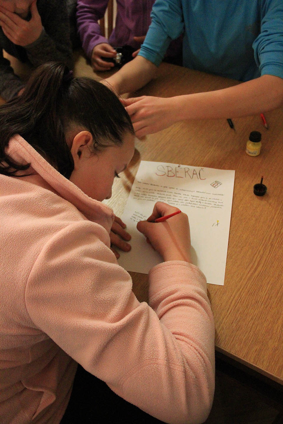 Obě skupiny se v bezpečí vrátily domů na Druhou stranu a bez ztráty jediné minuty se daly do sepisování svých objevů do Tam-Tamu a Sběrače, známých to plátků druhostranské mládeže. Nejprve jsme nakoukli do redakce fialovníku…