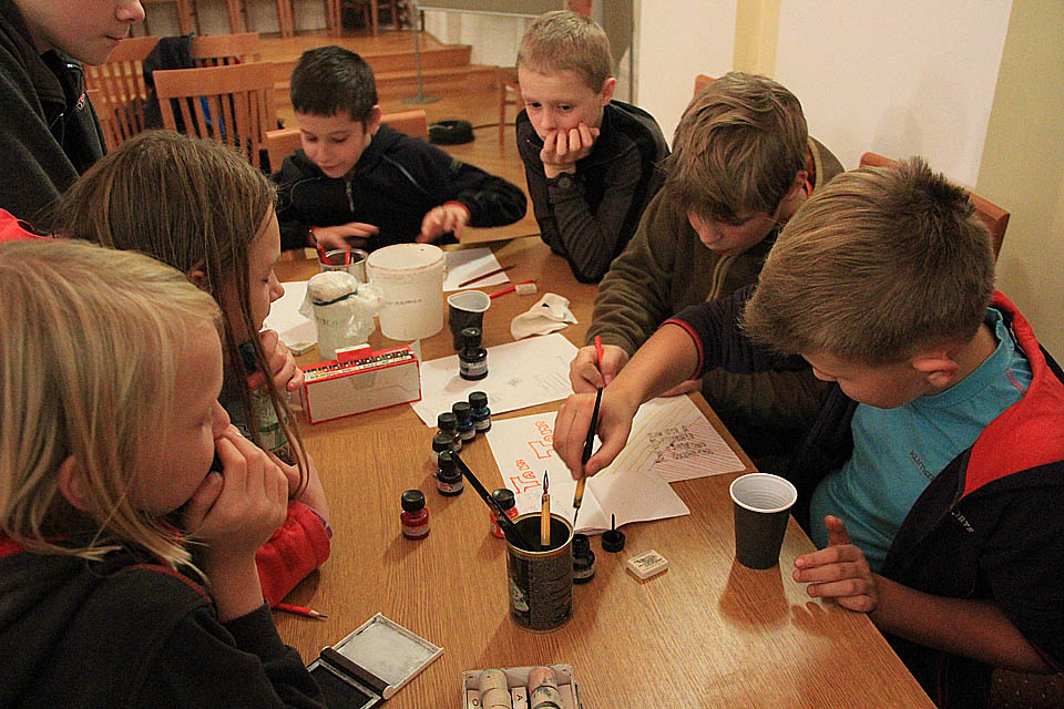 …a posléze spatřili i rychlovýrobu Tam-Tamu, kdy na jednom listu pracují současně dva šípáci. Jen aby vyšel dřív než Sběrač!