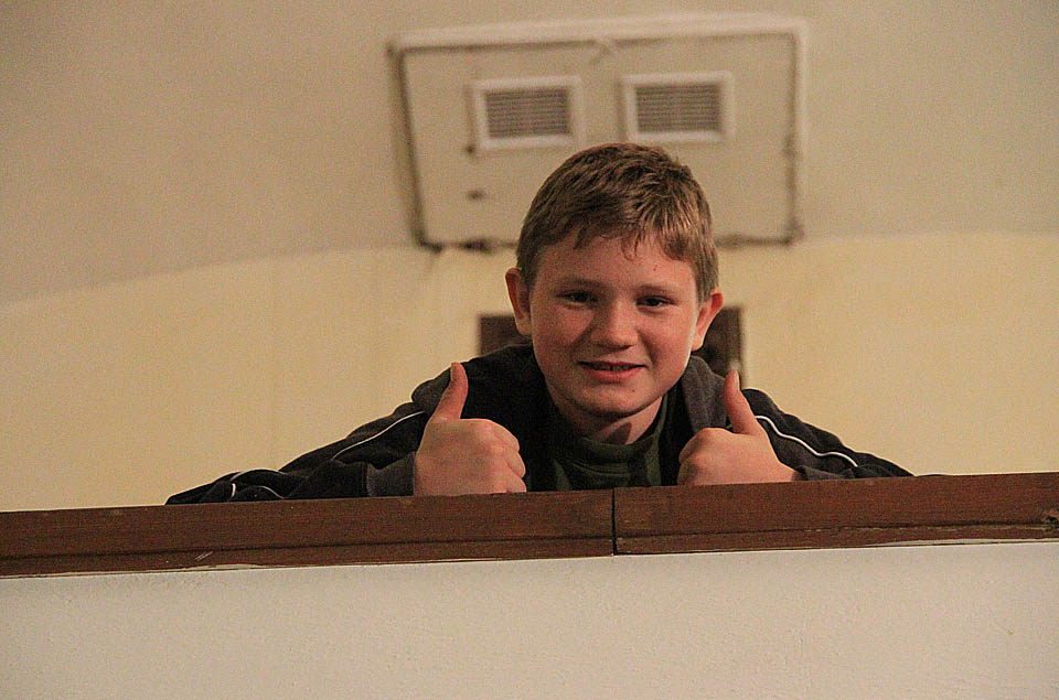 V klubovně je teplo a pohoda, která dá zapomenout na lezavou mlhu ve Stínadlech. Ale přece budeme muset ještě jednou do sychravého listopadového večera; dopisem násm totiž oslovil samotný EM.