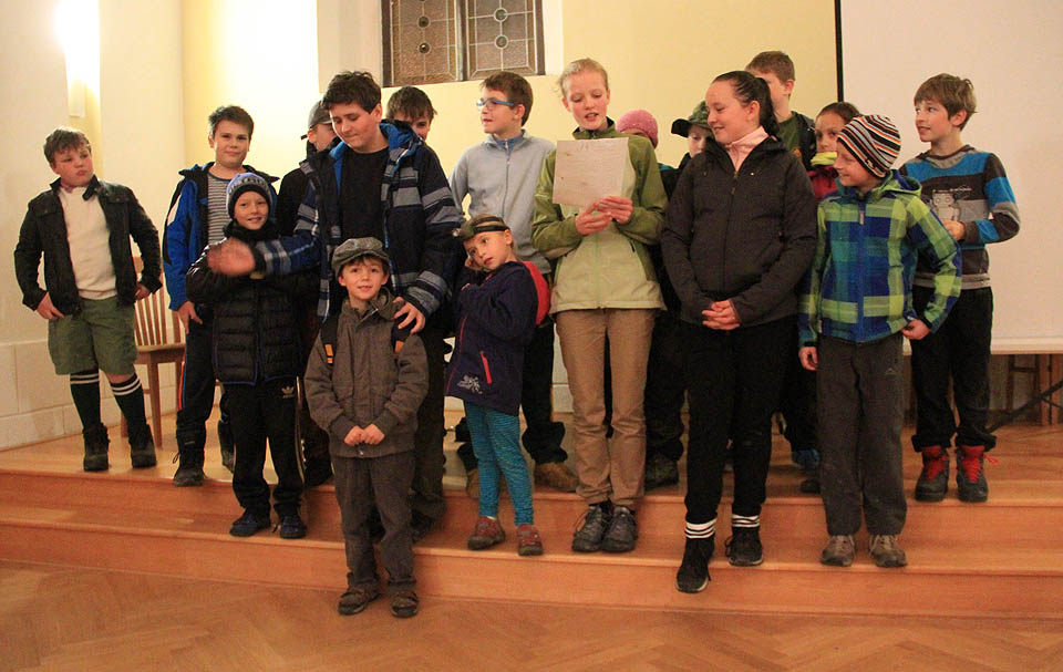 Prezentace novinek v podání Bratrstva a Sběrače. Štěpán ještě netuší, že bude brzy obětí krutého činu.