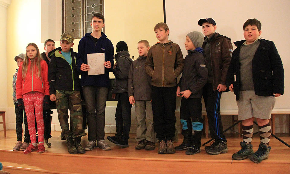 A to jsou Rychlé šípy v plné sestavě i s Bambusem. Jejich Tam-Tam je tentokráte nějaký stručný, že by selhalo odposlouchávací zařízení do klubovny Bratrstva? Nebo to bylo jinak?