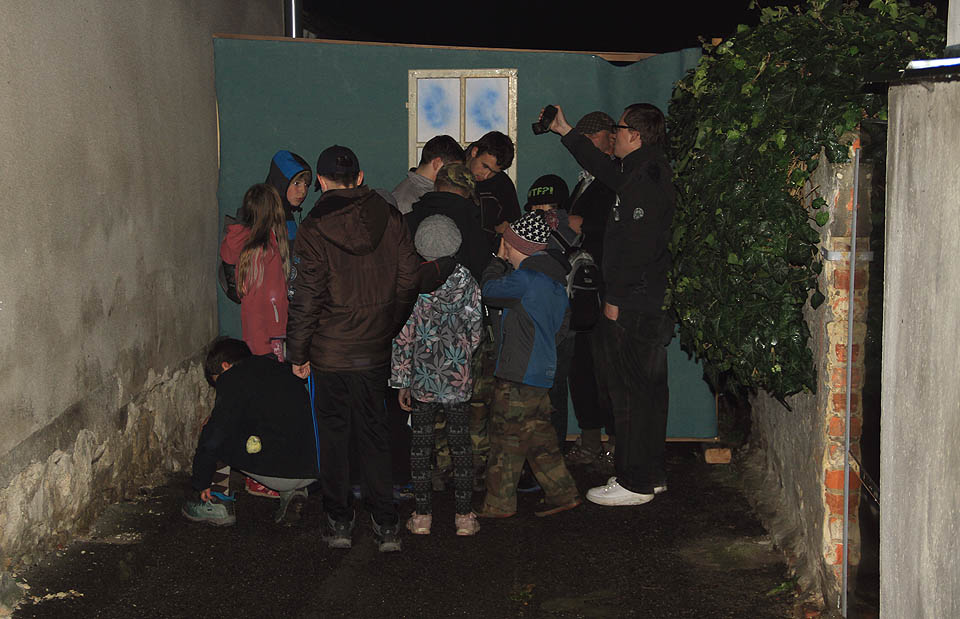 A teď do slepé uličky; kdosi tam totiž za Tleskačův deník nabízí neuvěřitelných 100 korun. A protože v nebývale pravoúhlém plánu Jevíčka žádnou slepou ulici nenajdete, museli si ji Vontové prostě vyrobit.