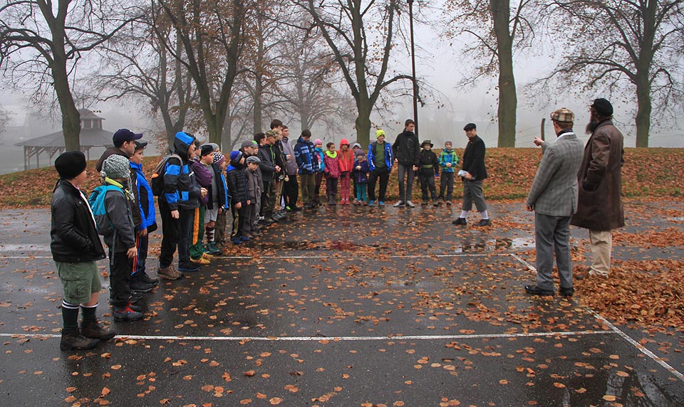 Letos bylo potřeba rozdělit se pouze na dva týmy. Rychlé šípy a Bratrstvo kočičí pracky, které měly soupěřit o to, kdo vypátrá víc a zmocní se hlavolamu dřív než ti druzí.