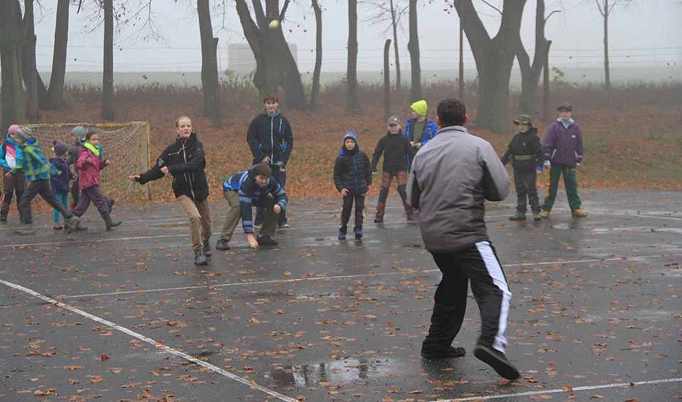 Jakmile byly týmy rozděleny, začal nemilosrdný boj tenisovými míčky o to, kdo vyrazí první na cestu do Stínadel.