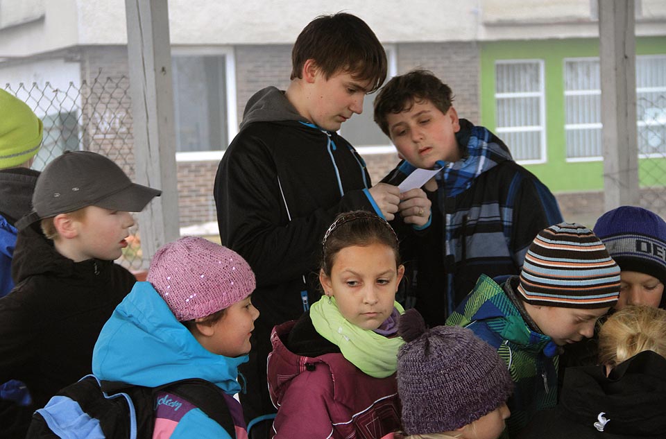 A pak už to začalo. Postup po šifrách od stanoviště ke stanovišti. Nejprve najít kresbu ježka v kleci, snad prý kdesi v okolí Mlýnské ulice.