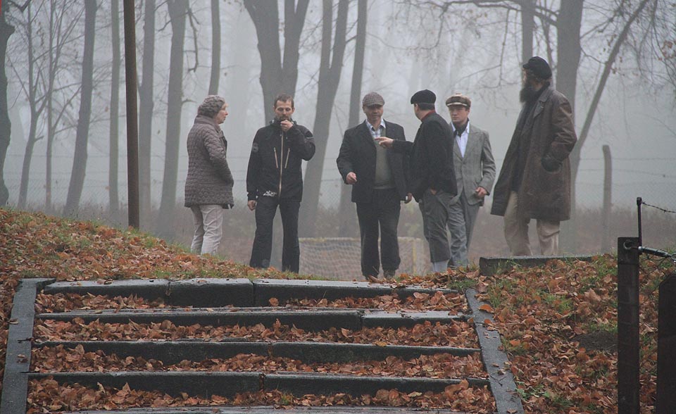 Mezitím se pořadatelé tajně sešli na kraji Stínadel nad opuštěnými schody, aby ukuli plán, jak to těm vetřelcům z Druhé strany pořádně osolit.