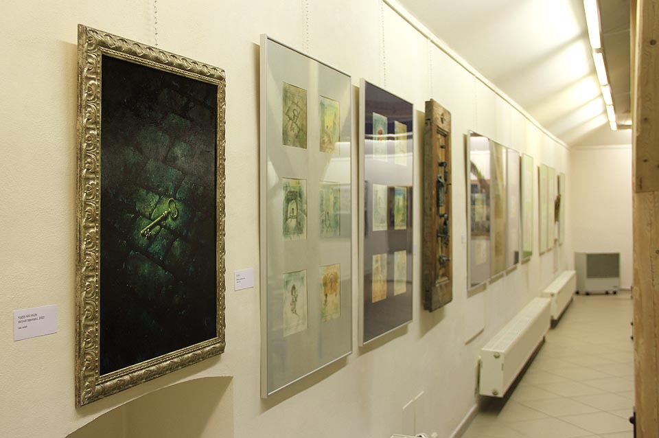 Sem tam se mezi zasklenými listy objeví větší originální olejomalba.