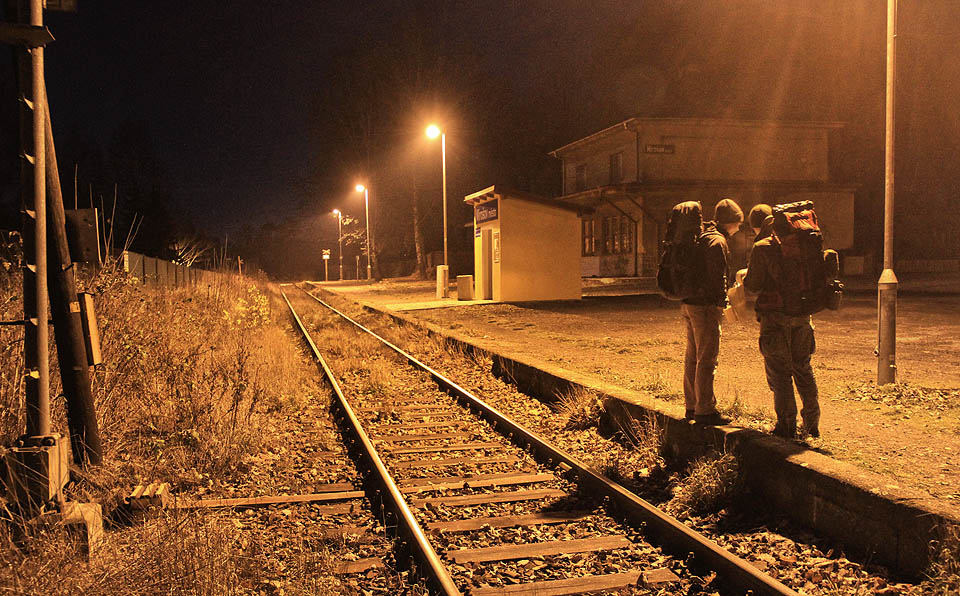 Začali jsme chybnou volbou zastávky. A tak jsme od <a href=/Tema/Miro%C5%A1ov%20%28%C5%BEst%29>nádraží v Mirošově</a> museli až na <a href=/Tema/Miro%C5%A1ov%20m%C4%9Bsto%20%28%C5%BEzast%29>zastávku město</a> podle kolejí pěšky.