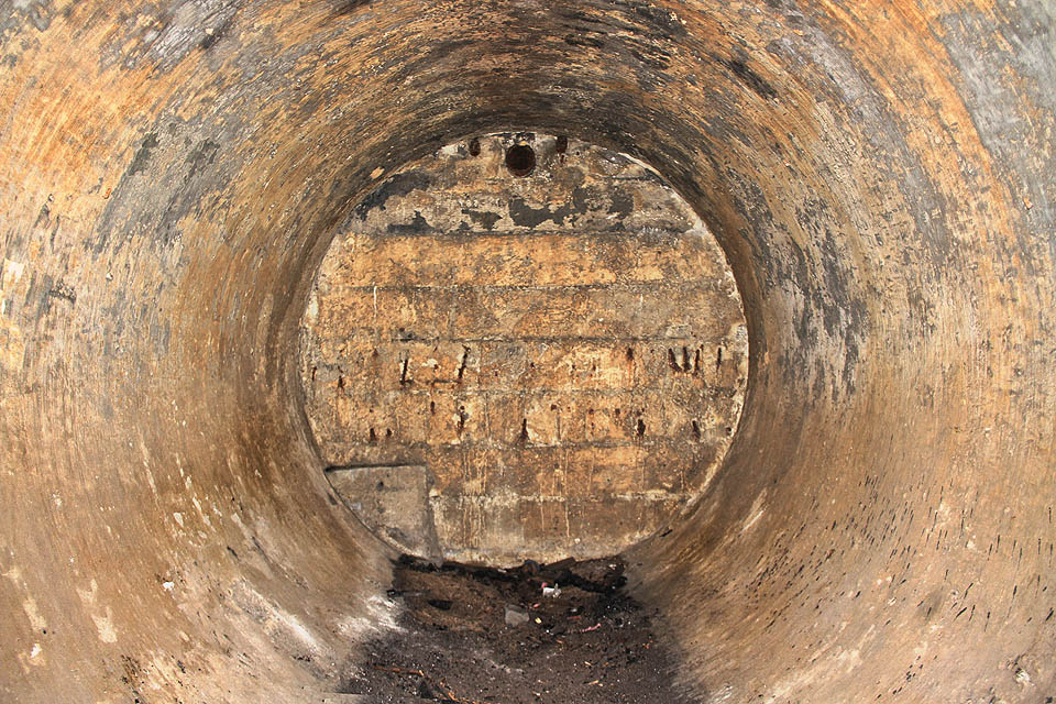 Pozorovatelna je tvořená betonovou rourou, ve které je ticho, sucho a teplo. Spát tu ale nebudeme, potřebujeme ještě rozdělat oheň.