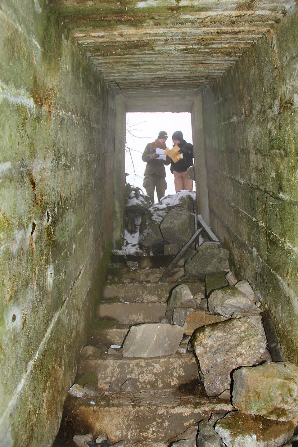 Nic naplat, musíme najít další cestu přes dopadovou plochu, která nám tak trochu připomíná minové pole. Snad najdeme vhodnější místo pro dnešní mrazivou noc.