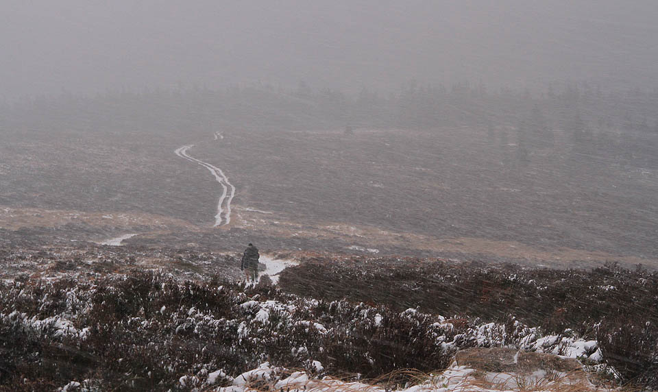 Cestou nás bičuje další sníh. Letos na podzim první pořádná chumelenice.