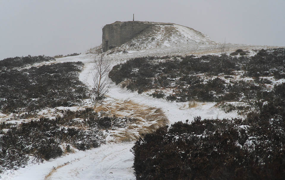Ráno se z divokého lesa vyhoupneme přímo na kopec Houpák, kde je další pozorovatelna a kousek dál na hřebeni vrchol Jordán s pěchotním srubem.
