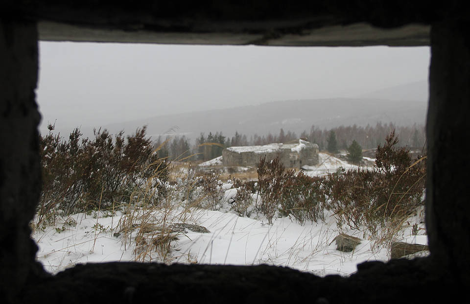 Pěchotní srub na Jordánu z průzoru pozorovatelny na Houpáku.