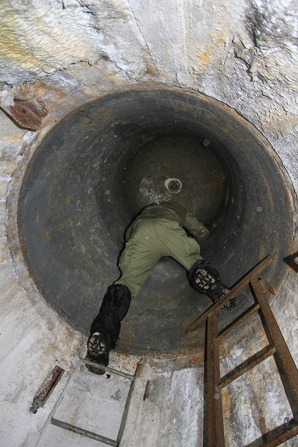 Díky zákazu vstupu jsou opevňovací objekty ve vojenském újezdu v docela dobréím stavu. Na pěchotním srubu z roku 1936 nechybí ani ocelový zvon.