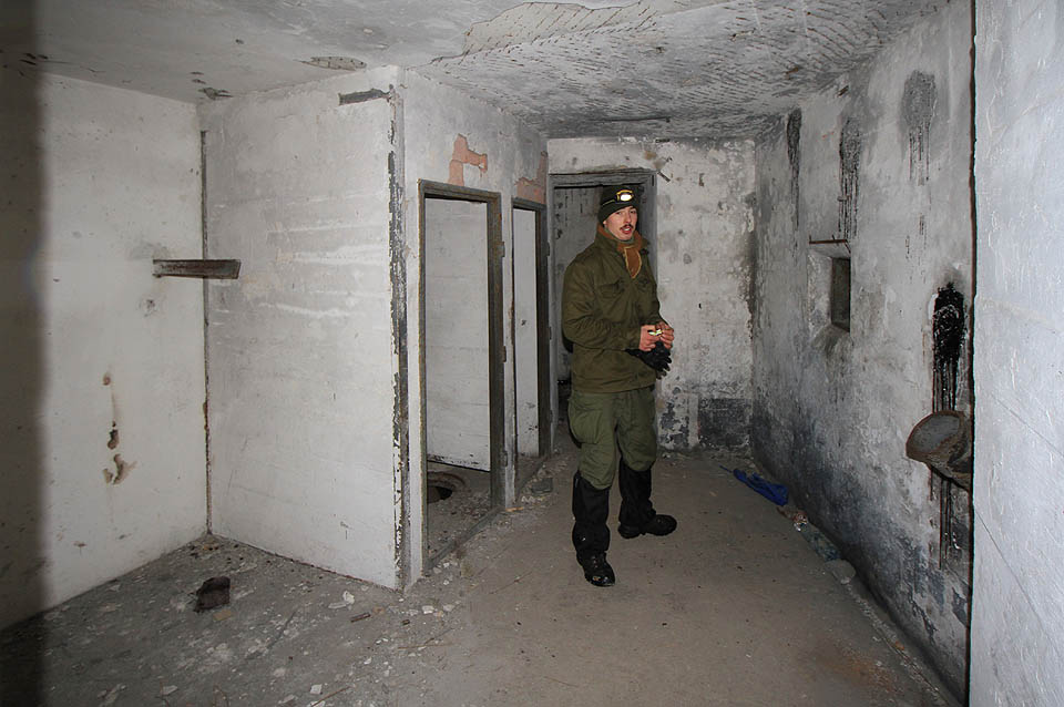 Jsou zde dvě poschodí a přespali bychom tu v suchu a relativním teple. Jen dřeva na oheň by tu nebylo dost.