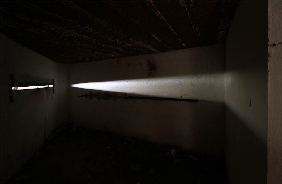 Průzor v německé pozorovatelně pod Jordánem připomíná cameru obscuru.