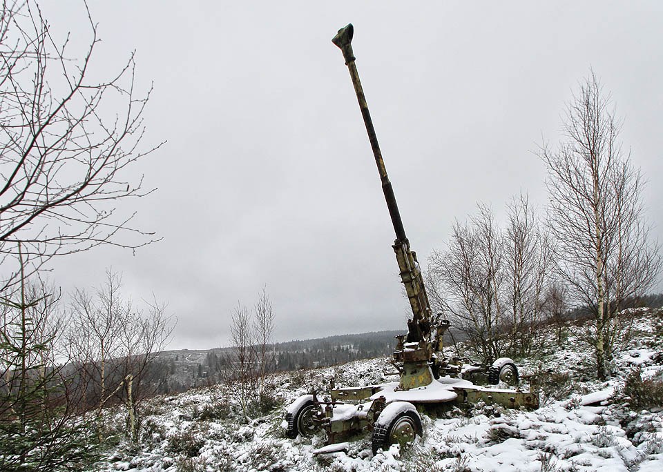 Střed cílové plochy tvoří zničený protiletecký kanón. Do toho se letci strefují. Polámané břízy v okolí v nás vzbuzují pochyby nad tím, zda je plocha již skutečně nepoužívaná.