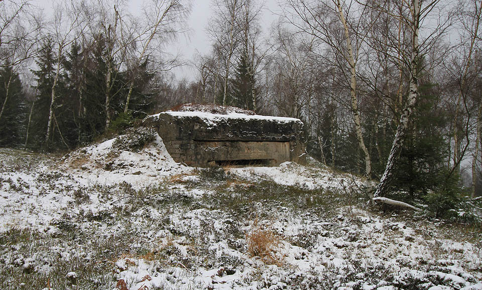 Československá pozorovatelna na kraji letecké střelnice.