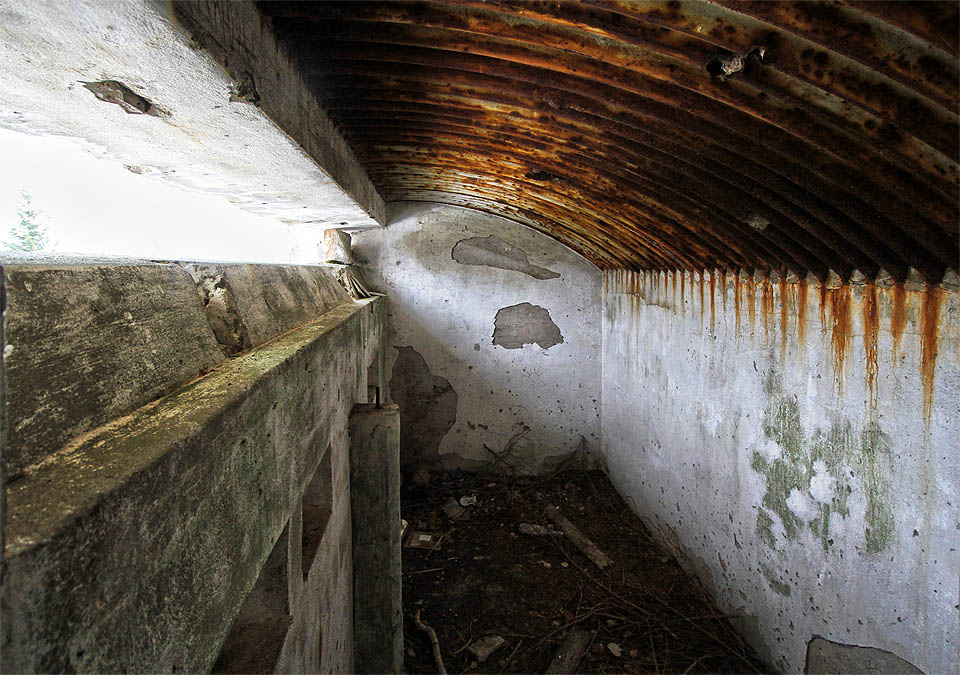 V zaklenutí stropu pomocí ztraceného bednění z vlnitého plechu lze nalézt záblesk elegance, která je vojenským stavbám jinak docela cizí.