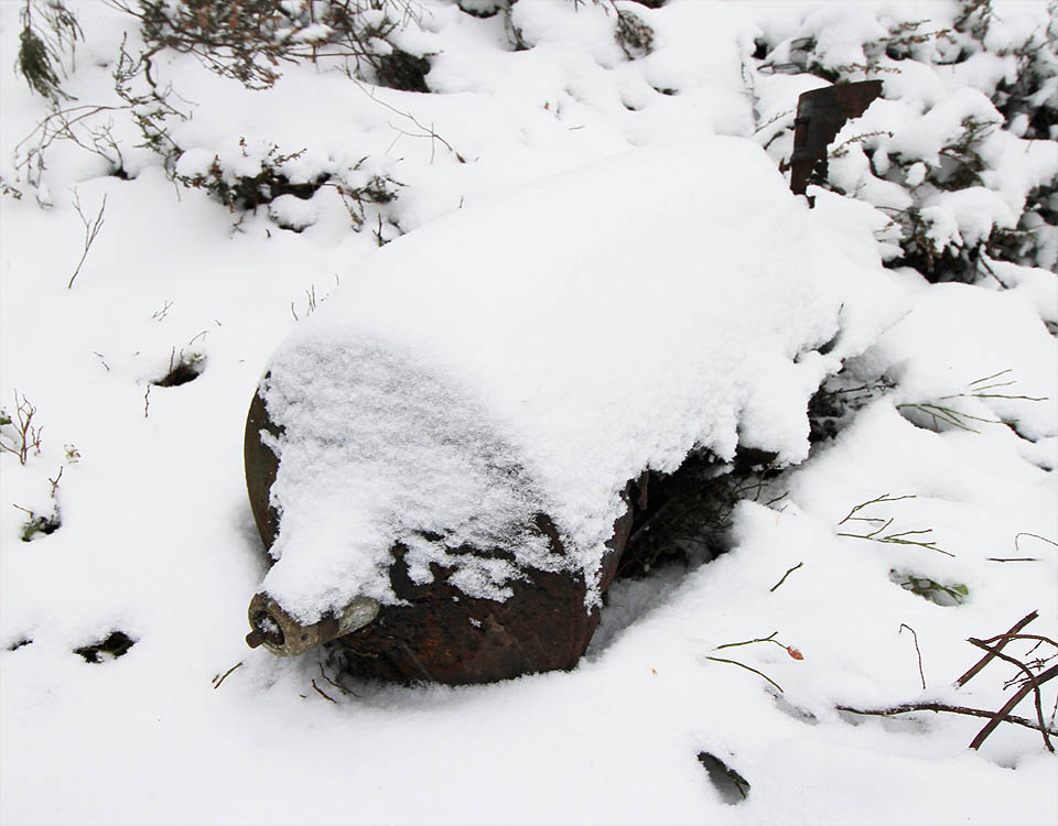 Pod sněhem se tady skrývá leccos. Třeba letecké pumy.