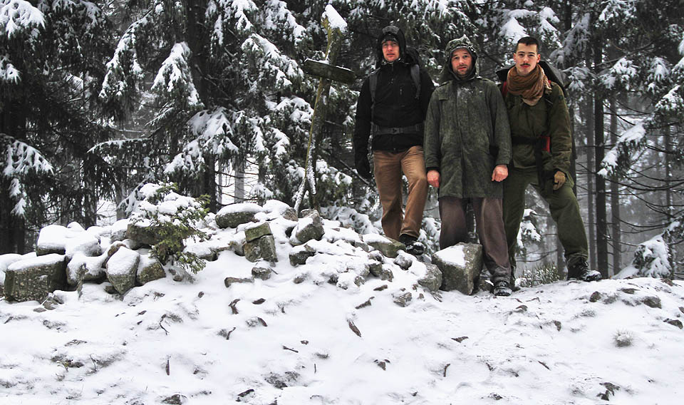 Od cca 600 m nadmořské výšky přibývá sněhu a mlhy. Nejvyššího vrcholu jménem Tok dosahujeme po několika hodinách už ve vánici. Jsou tu ale čerstvé stopy!