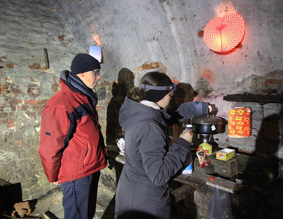 Drobek zajistila výrobu horkých nápojů na improvizovaném sklepním stolečku.