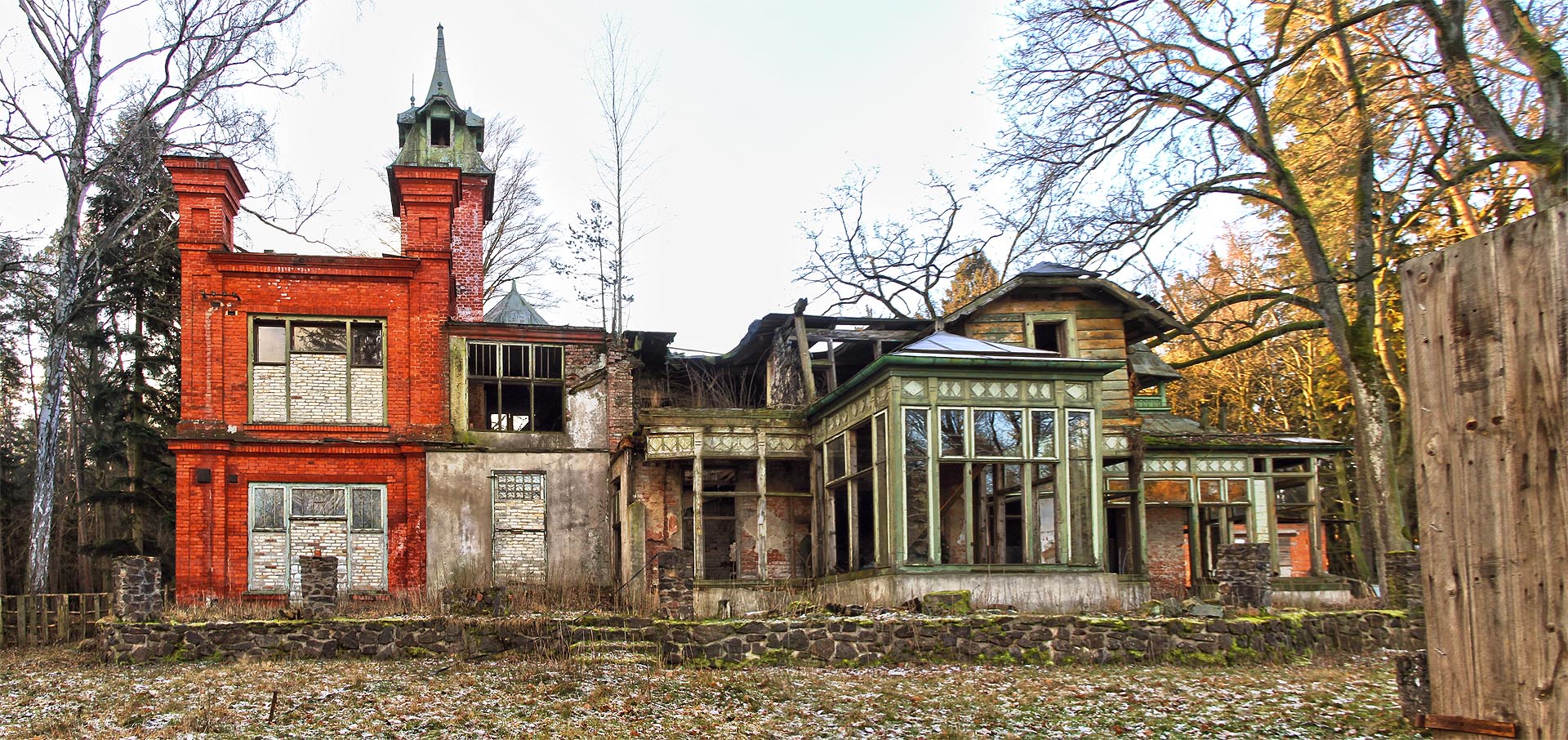 Přetajemná vila Elvíra za kalného úsvitu posledního dne roku 2015.