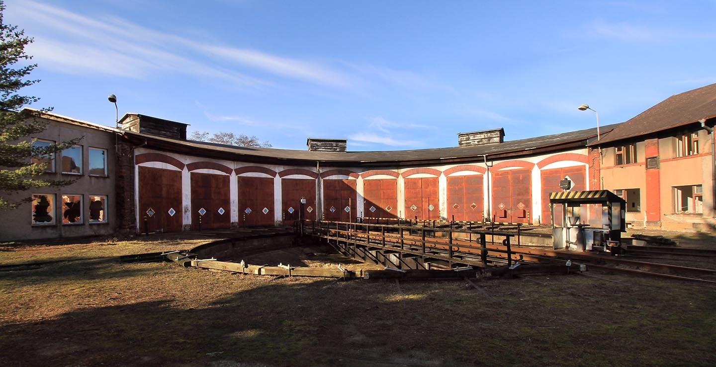 Opuštěná lokomotivní remíza na <a href=/Tema/Choce%C5%88%20%28%C5%BEst%29>nádraží v Chocni</a>.