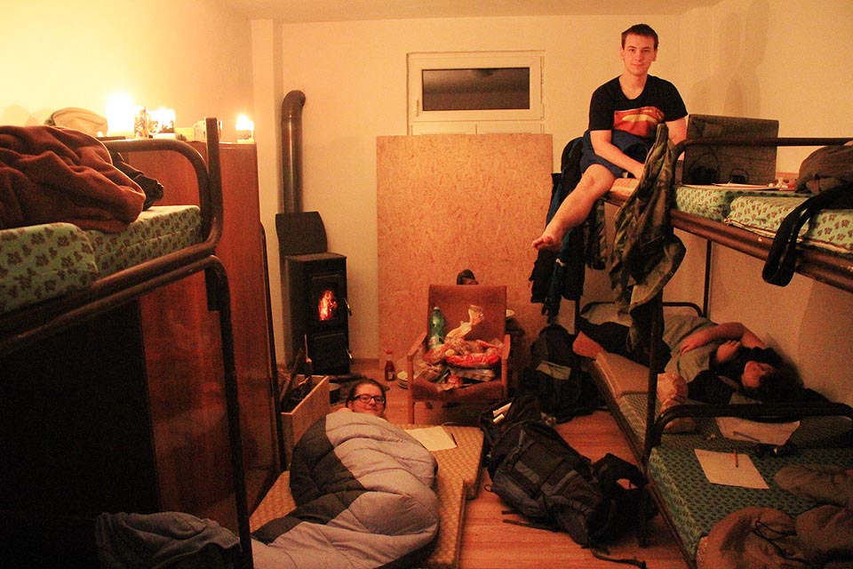 Po zprovoznění kamen bylo v prvním dokončeném pokoji (po malé klubnovně a jídelně) na <a href=/Tema/Muna%20Mikulovice>Muně</a> teplo a útulno.