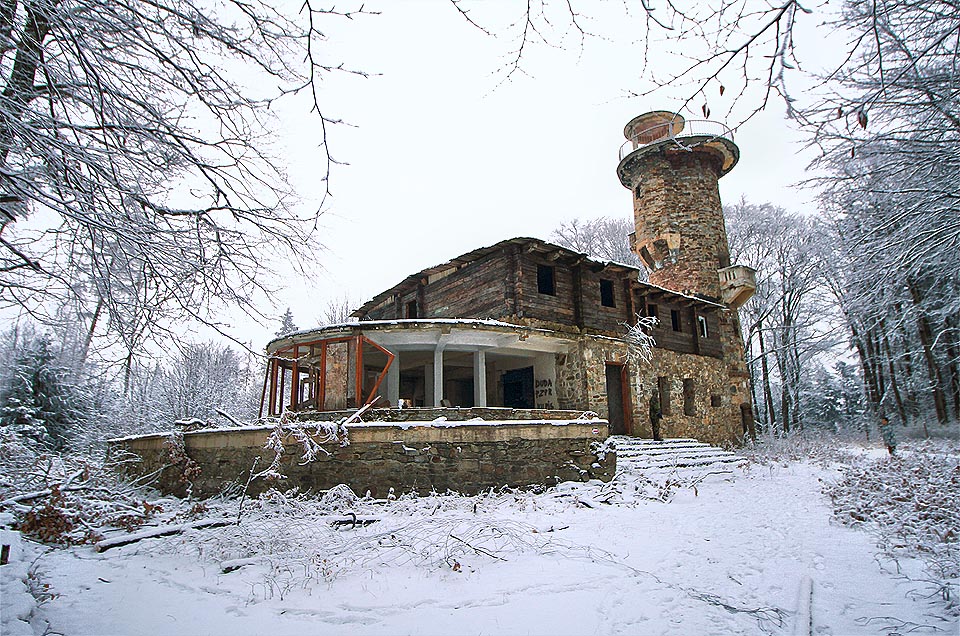 Stará německá rozhledna nad městem Głuchołazy na kopci Przednia kopa.