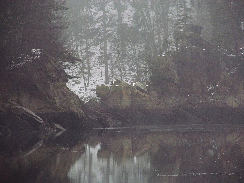 Počasí nebylo zrovna nejpřívětivější. Temná hladina mrazivého jezera (nejhlubšího v ČR) na obou stranách šíje budila výhrůžný dojem. Koho by napadlo, že se odpoledne v mlze ozve šplouchání vody a údery pádel do bortů lodi. S napětím jsme čekali, kdo se vyloupne z mlhy nad hladinou…