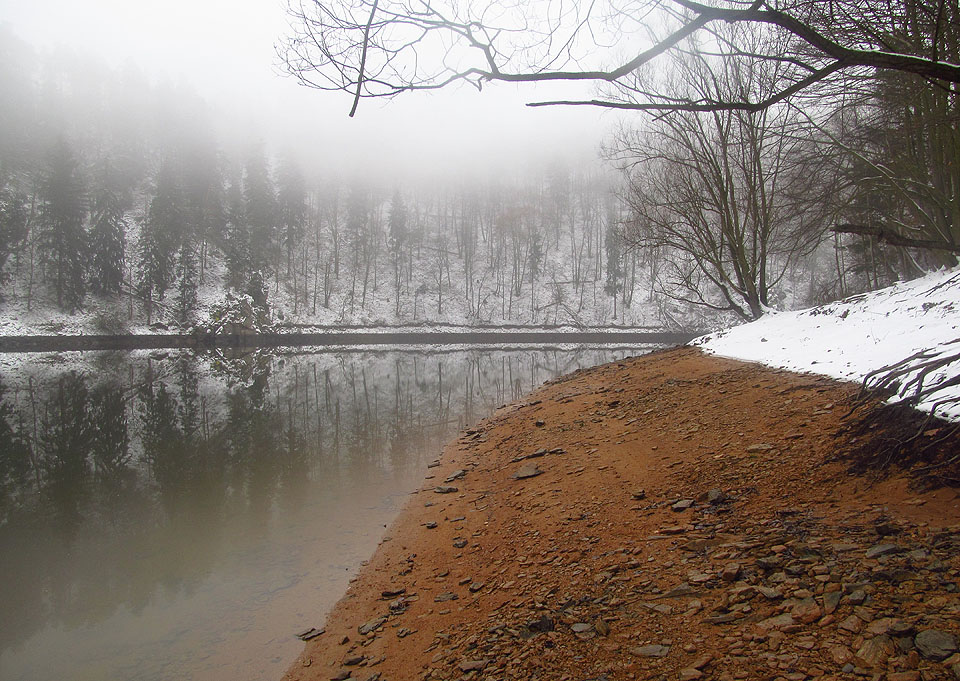 Jediná barva kromě odstínů šedi mezi černou a bílou, byla rezavá písčina po poklesu vody ze břehů.