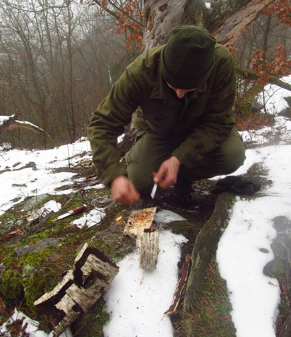 V odpolední soutěži v rozdělávání ohně pomocí křesadla zvítězil Jerry. jako jediný oheň z mokré březové kůry a trávy opravdu vykřesal, a to hned dvakrát.