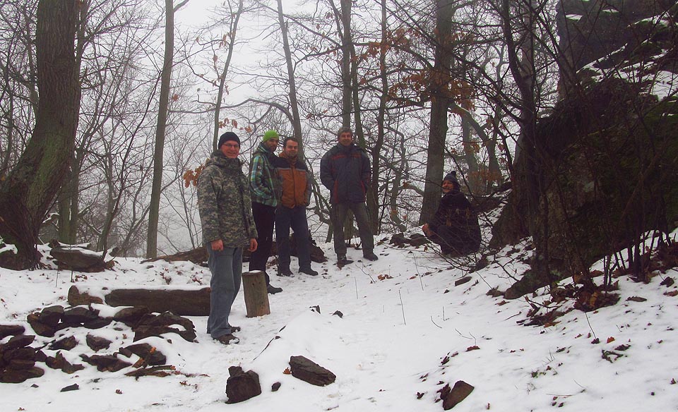 A to je ona tajemná návštěva. Po hladině připluly dvě kanoe s neznámými zálesáky, kteří nás na srubu vystřidali. Prý se možná známe od vidění, neboť patří k jeskyňářům z Býčí skály.