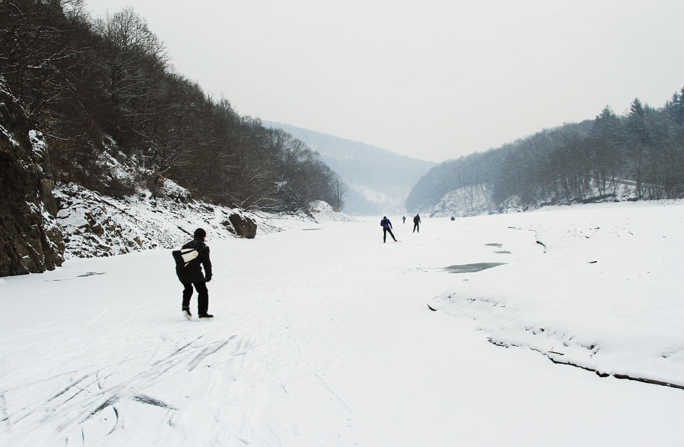Směrem od Brna k hradu ubývá dětí, bruslařů a odhrnutých hokejových hřišťátek, přibývá sněhu, běžkařů a zralých mužů a žen.
