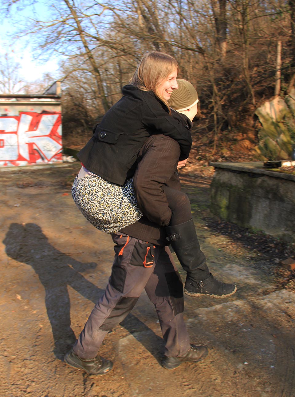 V Jerrym se nezapře gentleman. Přes rozbahněnou cestu přenesl Terku až ke vchodu do podzemní stoky.