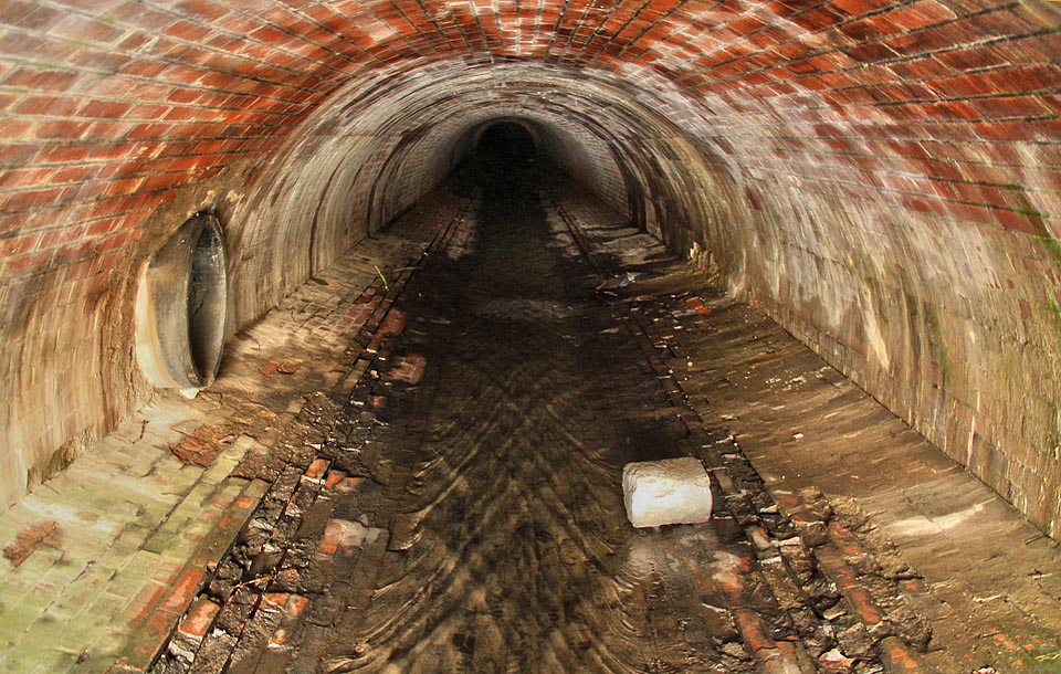 Následující tři kilometry protéká Motolský potok pod městem až k ústí do Vltavy.