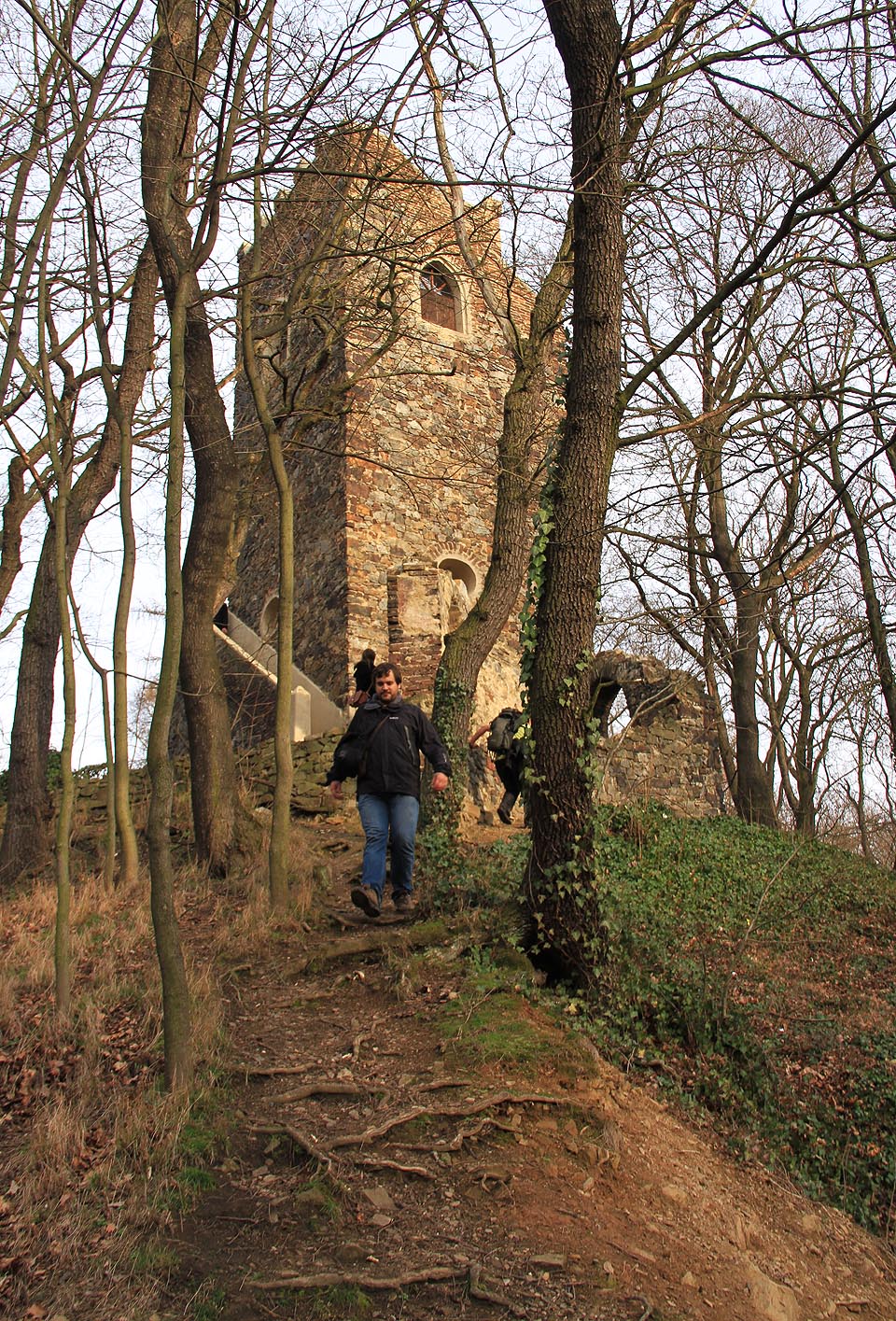 Romantická zákoutí cibuleckého parku však stále krášlí okraj metropole. Zde například Přebral prchá od věže, ve které straší.