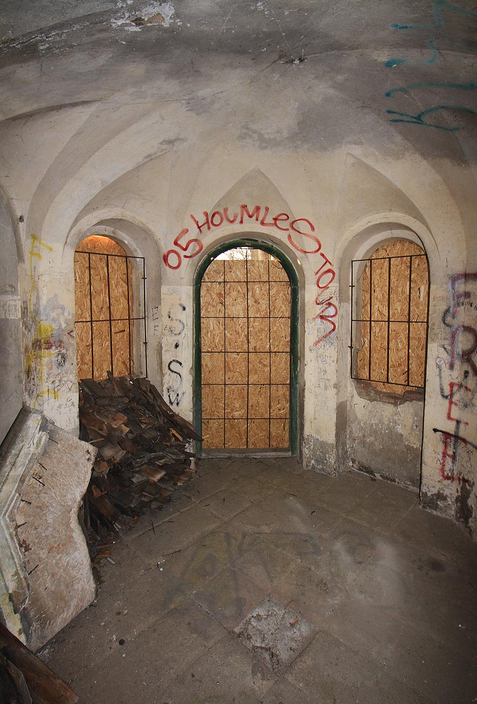 Povšimněte si chybějící dlaždice, kterou přesně 6. září v 16:00 (tj. 17:00 letního času) ozářilo slunce.