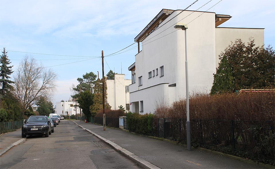 Nad Podbabou je Baba - čtvrť funkcionalistických vilek patřící stejně jako <a href=/Tema/S%C3%ADdli%C5%A1t%C4%9B%20Werkbundu%20Wien>vídeňská kolonie v Hietzingu</a> k počinům avandgardního Werkbundu.