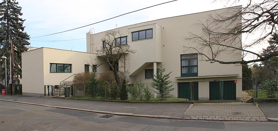 Funkcionalizmus je zde k mání v čisté, přetavené i zcela umělé formě za necelých 100 let od svého vzniku. Oproti <a href=/Tema/Wien>Vídni</a> zde však nedošla naplnění původní myšlenka výstavby levného, efektivního a moderního bydlení pro pracující. Až na výjimky jsou pražské vilky na svou dobu spíše luxusní.